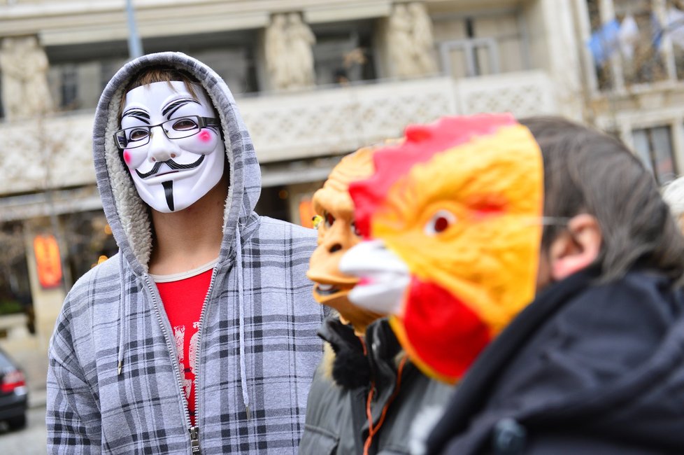 Na demonstraci se objevili i lidé v maskách Guye Fawkese, které používá i hnutí Anonymous.