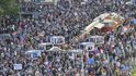 Čtvrtá protivládní demonstrace v řadě zaplnila Václavské náměstí. Desítky tisíc lidí demonstrovaly za demisi Andreje Babiše a Marie Benešové