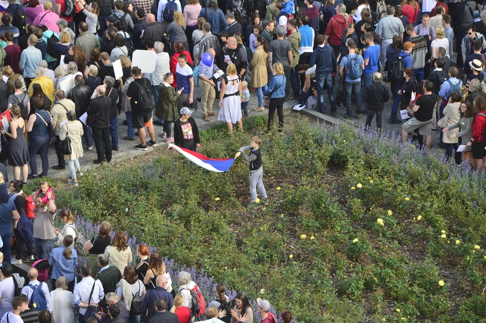 Čtvrtá protivládní demonstrace v řadě zaplnila Václavské náměstí. Desítky tisíc lidí demonstrovaly za demisi Andreje Babiše a Marie Benešové