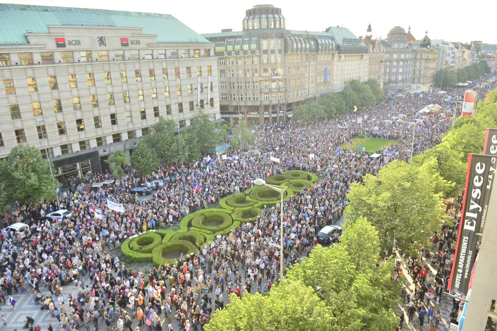 Čtvrtá protivládní demonstrace v řadě zaplnila Václavské náměstí. Desítky tisíc lidí demonstrovaly za demisi Andreje Babiše a Marie Benešové