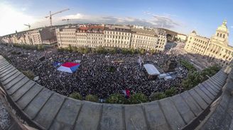 100 tisíc lidí na Staromáku? Nesmysl! Počty demonstrantů na náměstích jako historické závody v nadsazování