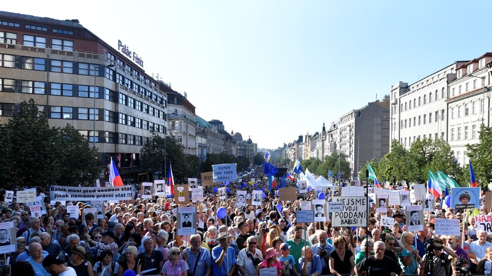 Demonstrace na Václavském náměstí proti vládě Andreje Babiše s komunisty (5.6.2018).