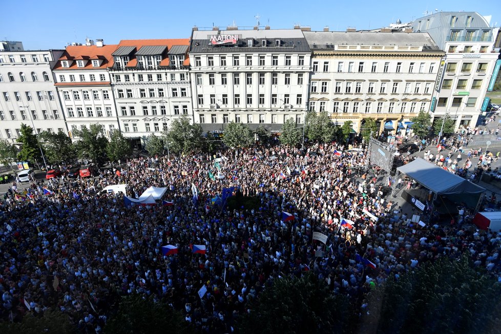 Demonstrace na Václavském náměstí proti vládě Andreje Babiše s komunisty (5.6.2018).