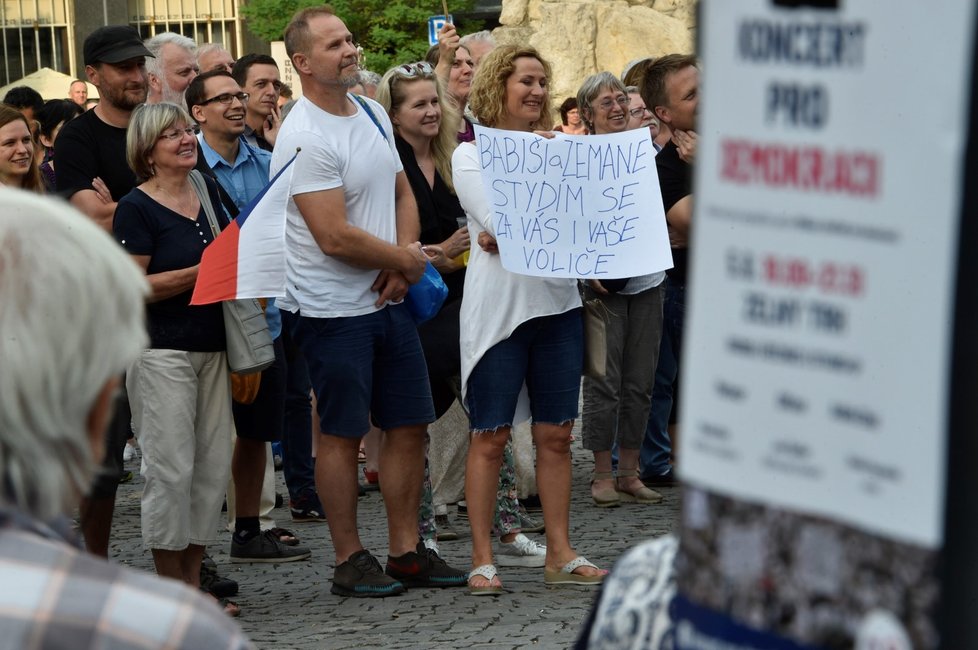 Demonstrace na Václavském náměstí proti vládě Andreje Babiše s komunisty (5.6.2018).