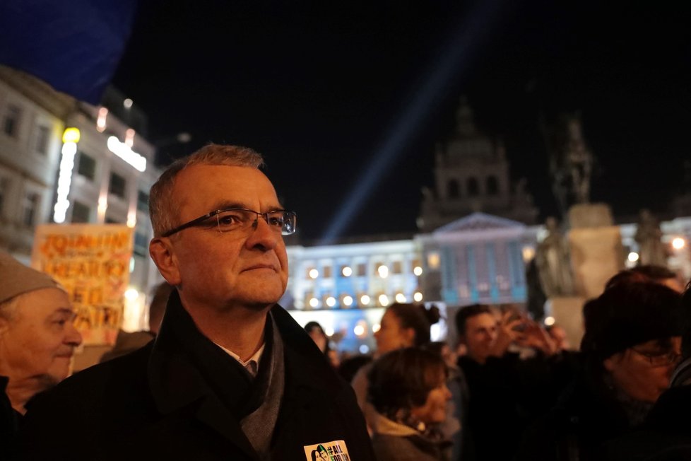 Miroslav Kalousek (Top09) na Václavském náměstí během demonstrace proti Andreji Babišovi (15.11.2018)