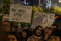 Demonstrace v Praze. Tisíce lidí vyjadřují solidaritu s obětmi v Bratislavě: Mladík (†18) zastřelil dva lidi v gay baru