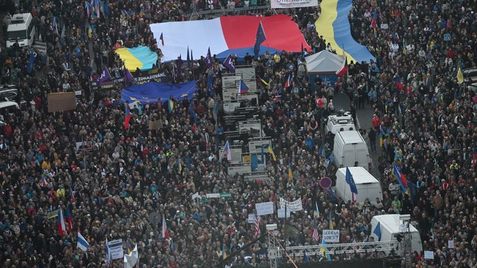 Desetitisíce lidí se dnes odpoledne sešly na pražském Václavském náměstí na protestu proti strachu a nenávisti, který pořádá spolek Milion chvilek.
