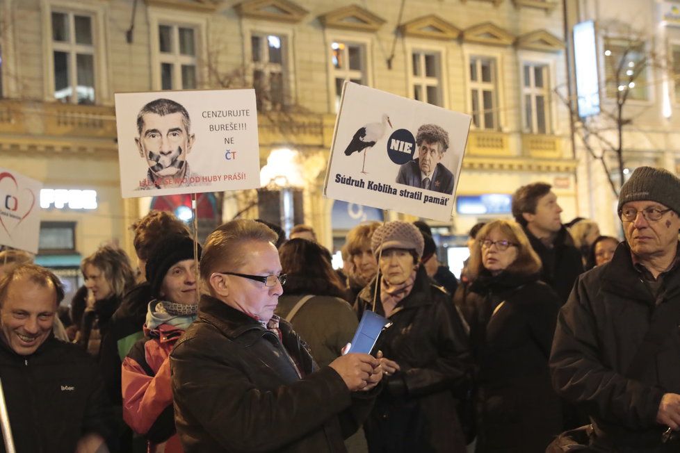 Protest „Zemane – ČT nedáme“ prošel Prahou z Václavského náměstí až před Pražský hrad (14. 3. 2018).