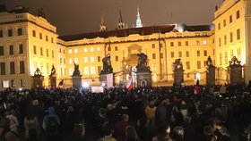 Protest "Zemane - ČT nedáme" prošel Prahou z Václavského náměstí až před Pražský hrad (14.3.2018)