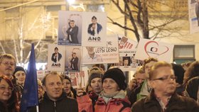 Protest „Zemane – ČT nedáme“ prošel Prahou z Václavského náměstí až před Pražský hrad (14. 3. 2018).