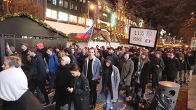 Protest "Zemane - ČT nedáme" prošel Prahou z Václavského náměstí až před Pražský hrad (14.3.2018)