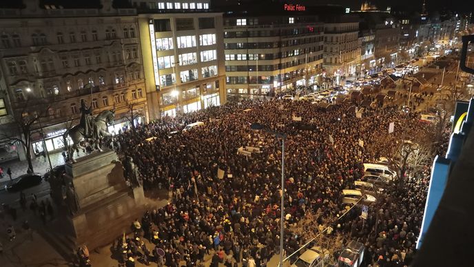 Protest "Zemane - Českou televizi nedáme" prošel Prahou z Václavského náměstí až před Pražský hrad 14. března 2018.