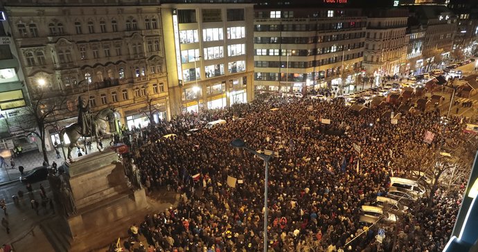 Protest "Zemane - ČT nedáme" prošel Prahou z Václavského náměstí až před Pražský hrad (14.3.2018)