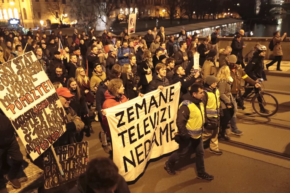 Protest „Zemane - ČT nedáme&#34; prošel Prahou z Václavského náměstí až před Pražský hrad (14. 3. 2018)