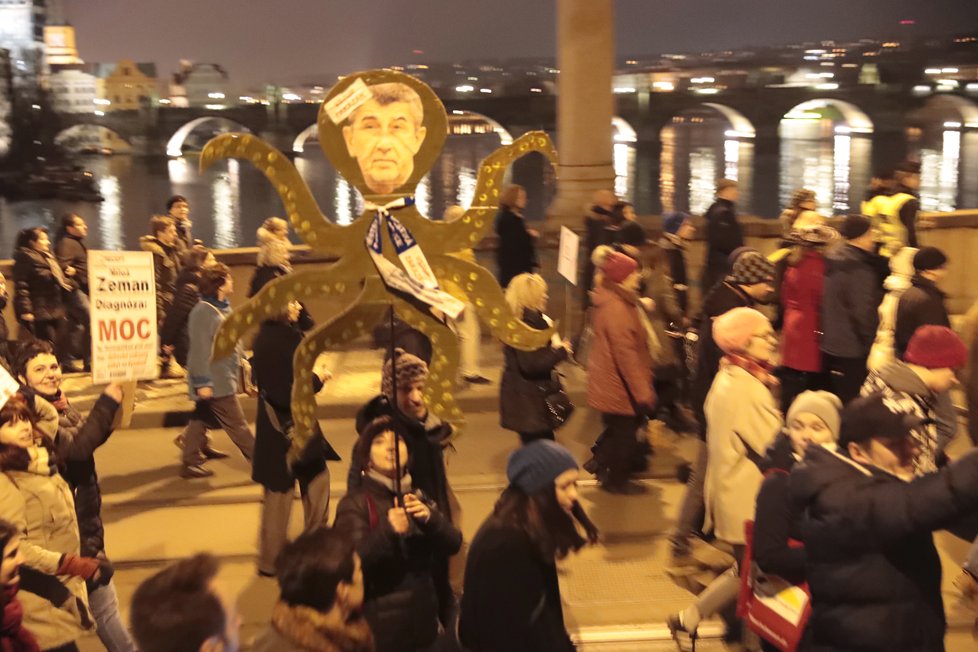 Protest &#34;Zemane - ČT nedáme&#34; prošel Prahou z Václavského náměstí až před Pražský hrad (14.3.2018)