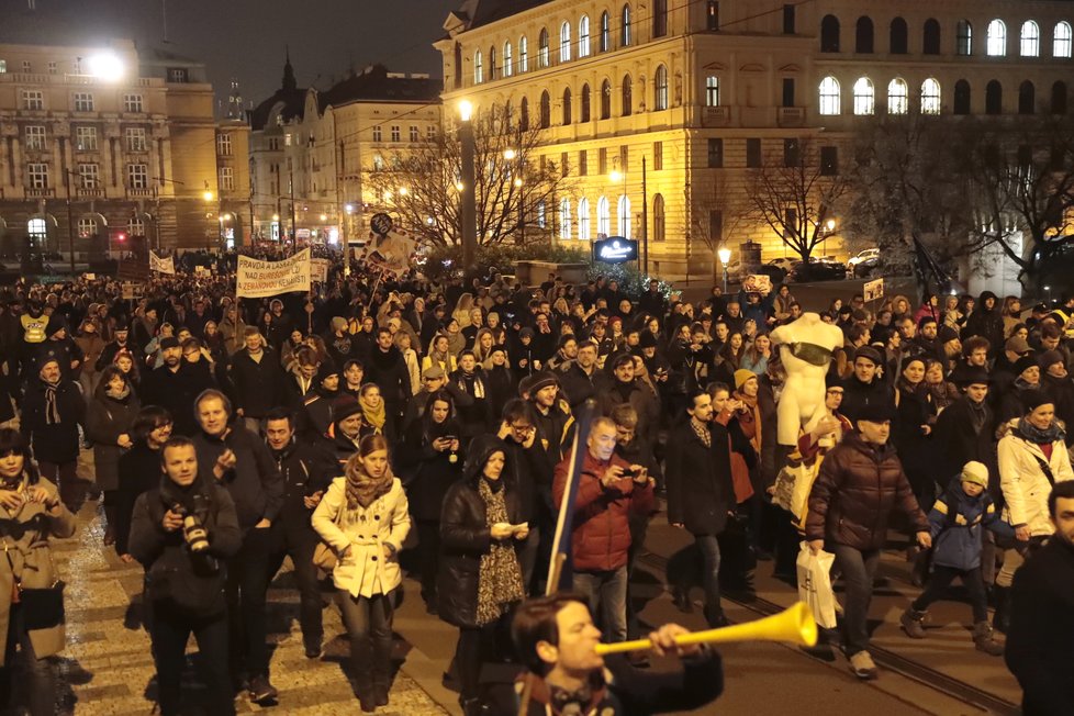 Protest &#34;Zemane - ČT nedáme&#34; prošel Prahou z Václavského náměstí až před Pražský hrad (14.3.2018)