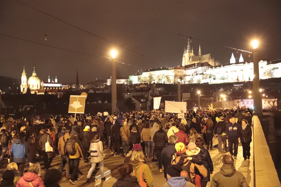 Protest „Zemane - ČT nedáme&#34; prošel Prahou z Václavského náměstí až před Pražský hrad (14. 3. 2018)