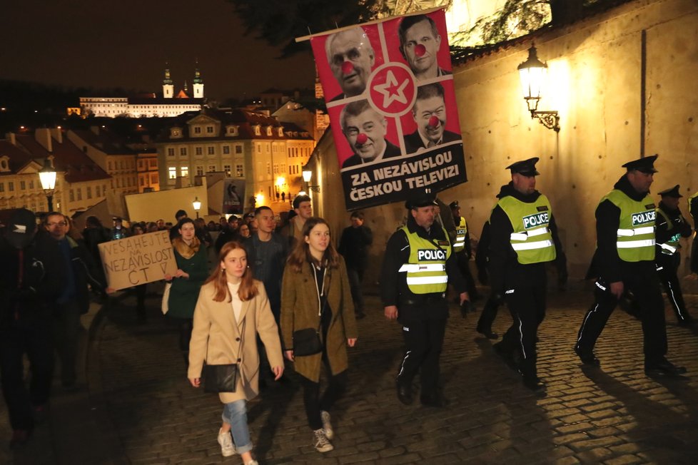 Protest „Zemane – ČT nedáme“ prošel Prahou z Václavského náměstí až před Pražský hrad (14. 3. 2018).