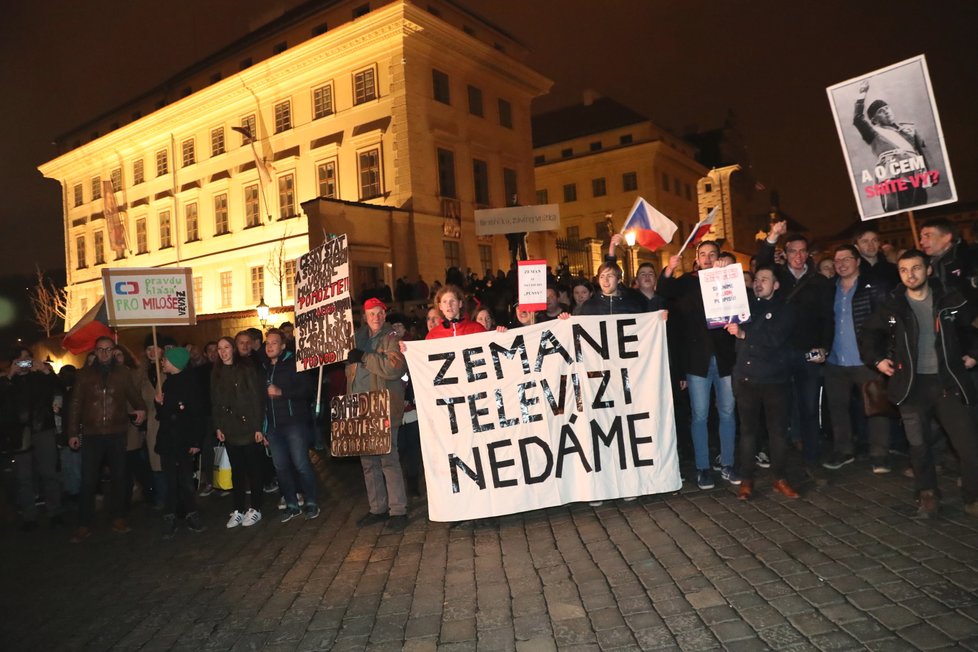 Protest „Zemane - ČT nedáme&#34; prošel Prahou z Václavského náměstí až před Pražský hrad (14. 3. 2018)