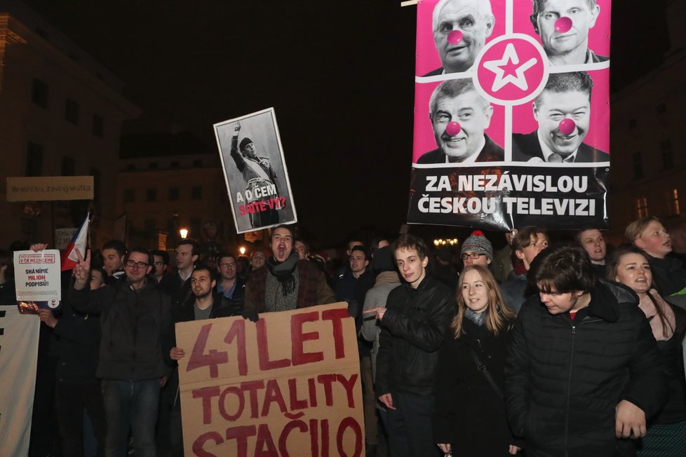 Protest „Zemane – ČT nedáme“ prošel Prahou z Václavského náměstí až před Pražský hrad (14. 3. 2018).