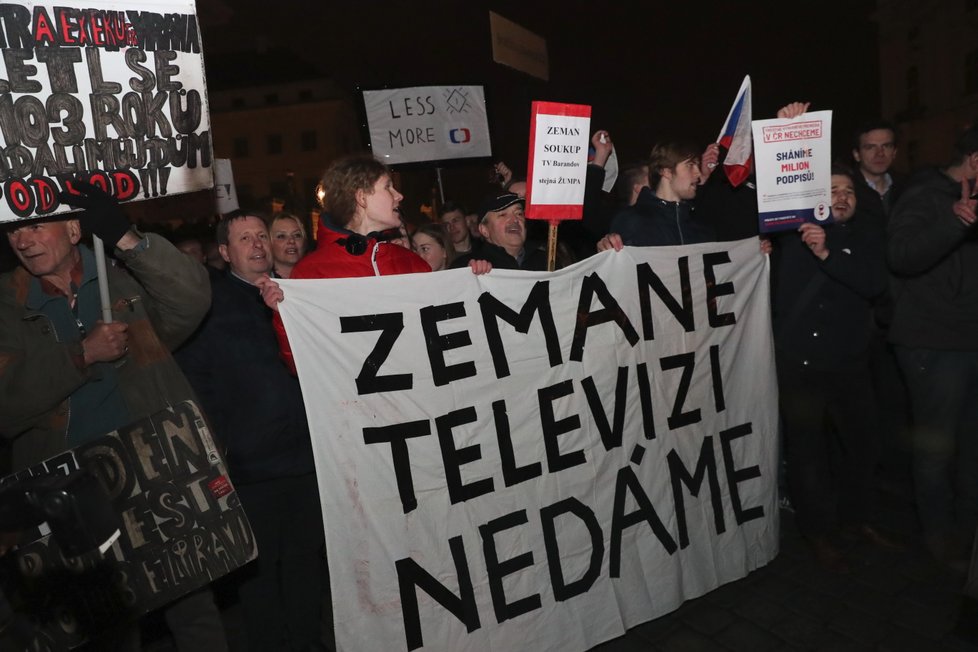 Protest „Zemane – ČT nedáme“ prošel Prahou z Václavského náměstí až před Pražský hrad (14. 3. 2018).