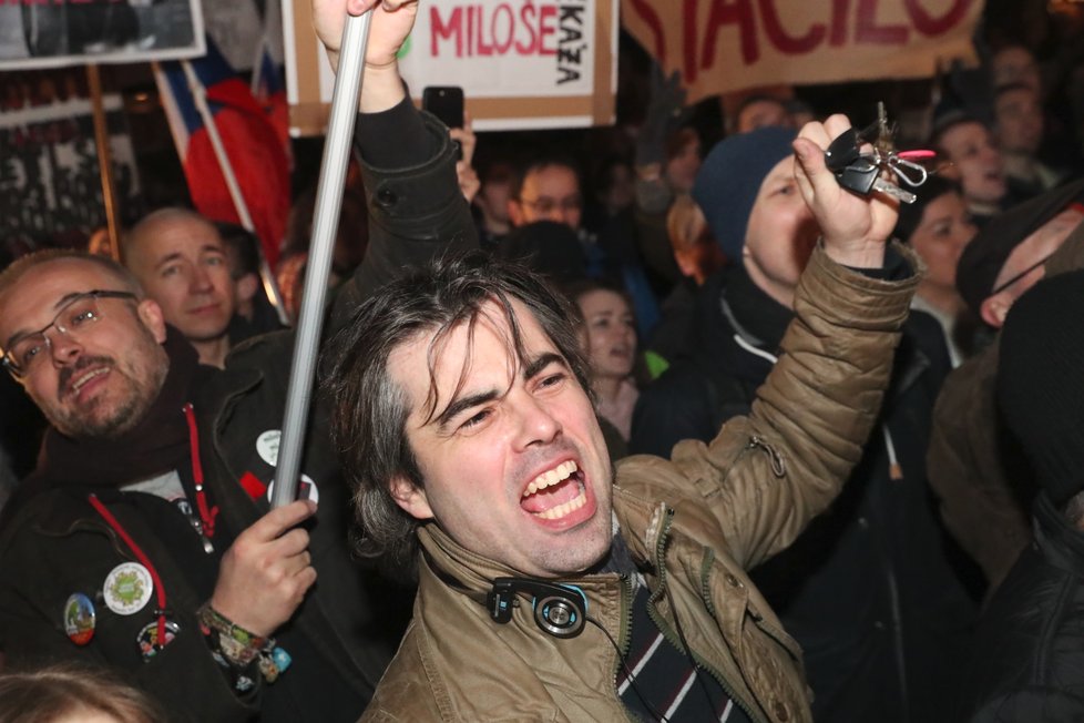 Protest „Zemane – ČT nedáme“ prošel Prahou z Václavského náměstí až před Pražský hrad (14. 3. 2018).