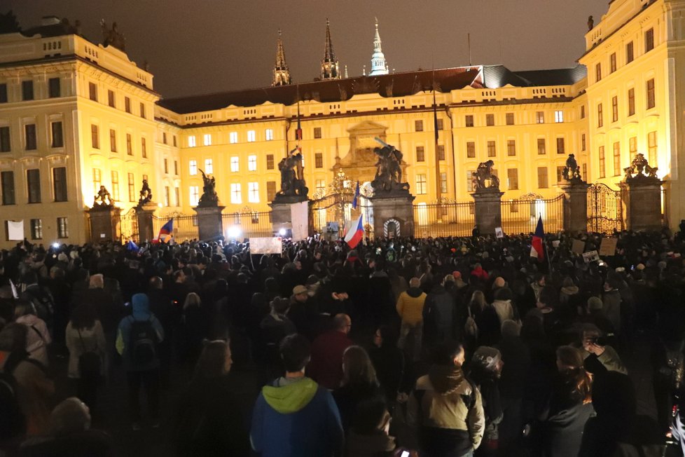 Protest „Zemane – ČT nedáme“ prošel Prahou z Václavského náměstí až před Pražský hrad (14. 3. 2018).