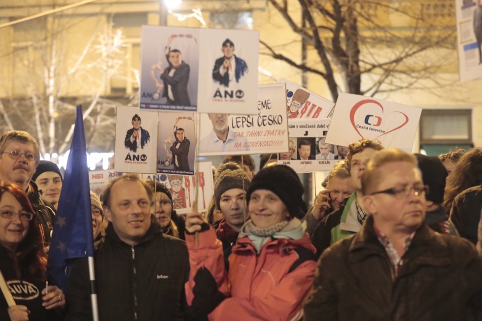 Protest „Zemane – ČT nedáme“ prošel Prahou z Václavského náměstí až před Pražský hrad (14. 3. 2018).