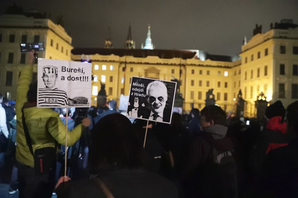 Protest &#34;Zemane - ČT nedáme&#34; prošel Prahou z Václavského náměstí až před Pražský hrad (14.3.2018)