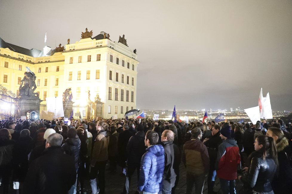 Protest „Zemane - ČT nedáme&#34; prošel Prahou z Václavského náměstí až před Pražský hrad (14. 3. 2018)