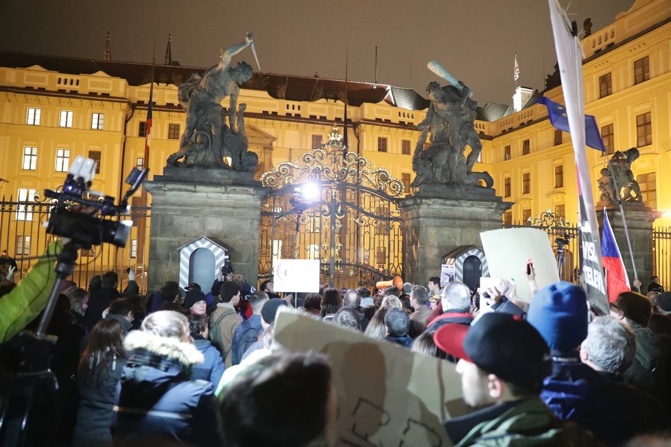 Protest „Zemane – ČT nedáme“ prošel Prahou z Václavského náměstí až před Pražský hrad (14. 3. 2018).