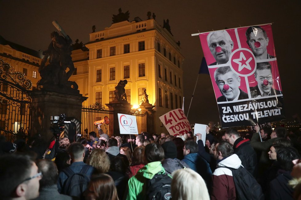 Protest „Zemane - ČT nedáme&#34; prošel Prahou z Václavského náměstí až před Pražský hrad (14. 3. 2018)