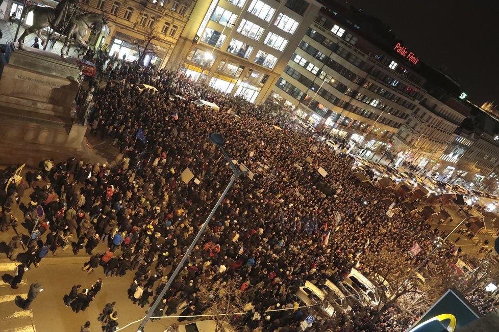 Protest „Zemane – ČT nedáme“ prošel Prahou z Václavského náměstí až před Pražský hrad (14. 3. 2018).