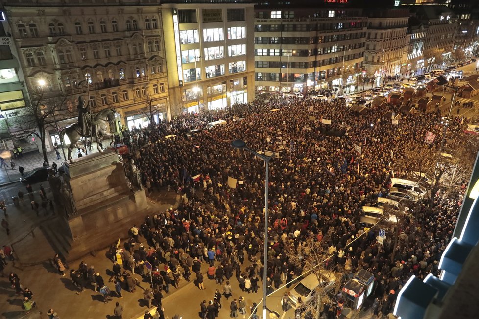 Protest „Zemane - ČT nedáme&#34; prošel Prahou z Václavského náměstí až před Pražský hrad (14. 3. 2018)