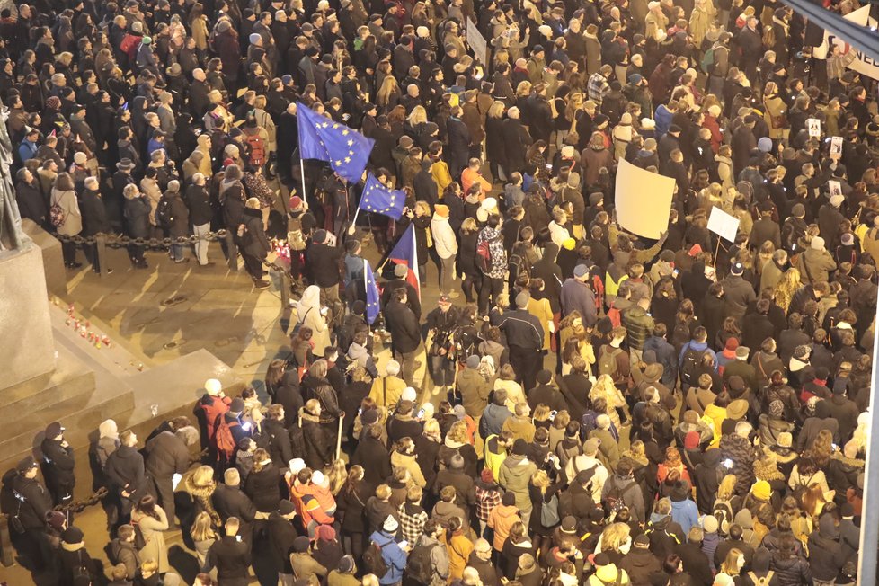 Protest „Zemane – ČT nedáme“ prošel Prahou z Václavského náměstí až před Pražský hrad (14. 3. 2018).