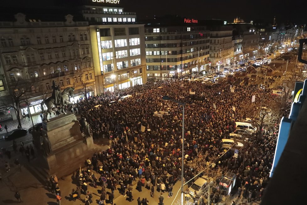 Protest „Zemane – ČT nedáme“ prošel Prahou z Václavského náměstí až před Pražský hrad (14. 3. 2018).