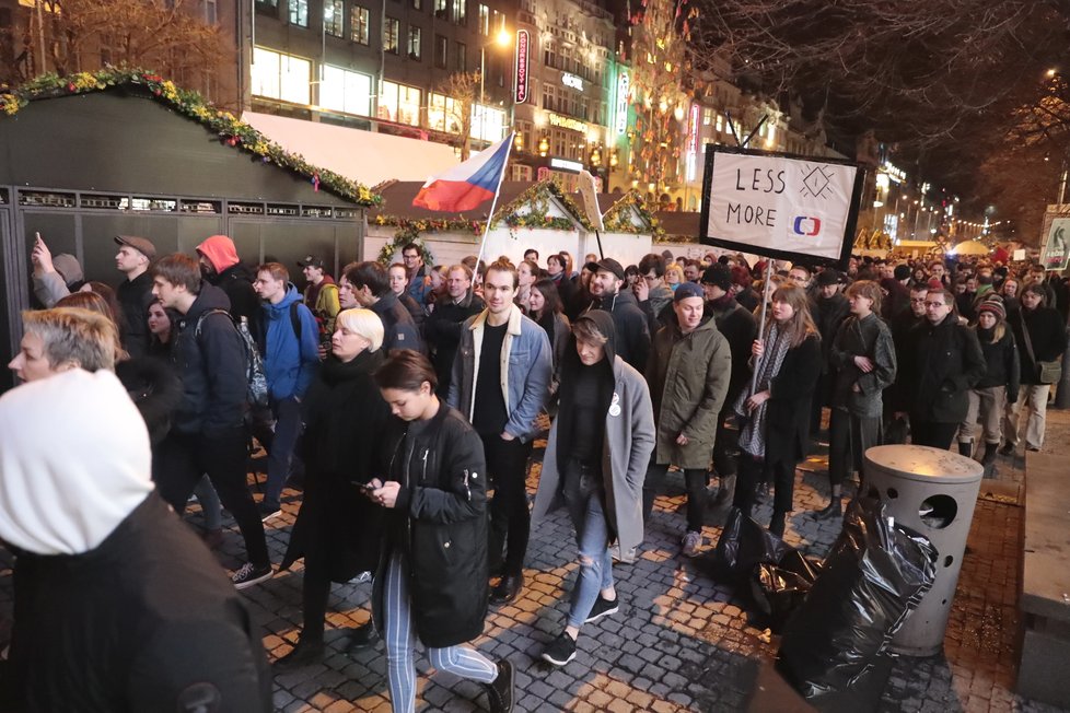 Protest &#34;Zemane - ČT nedáme&#34; prošel Prahou z Václavského náměstí až před Pražský hrad (14.3.2018)