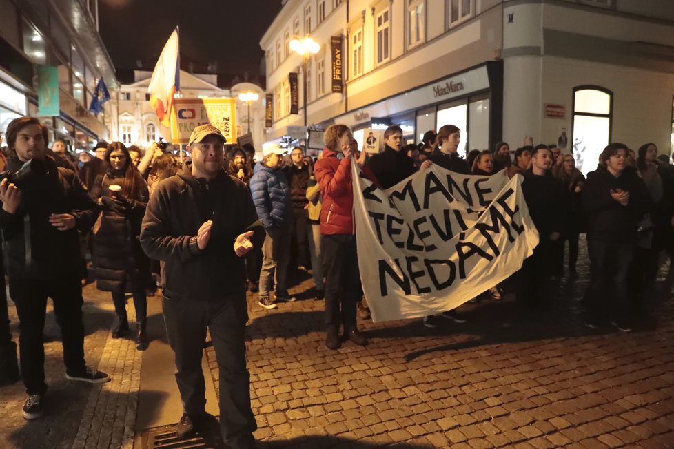 Protest &#34;Zemane - ČT nedáme&#34; prošel Prahou z Václavského náměstí až před Pražský hrad (14.3.2018)