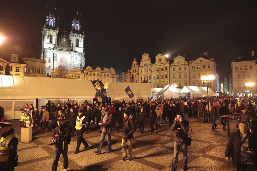 Protest „Zemane - ČT nedáme&#34; prošel Prahou z Václavského náměstí až před Pražský hrad (14. 3. 2018)