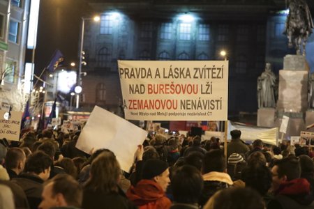 Protest "Zemane - ČT nedáme" prošel Prahou z Václavského náměstí až před Pražský hrad. Nešetřil ani Babiše (14. 3. 2018).