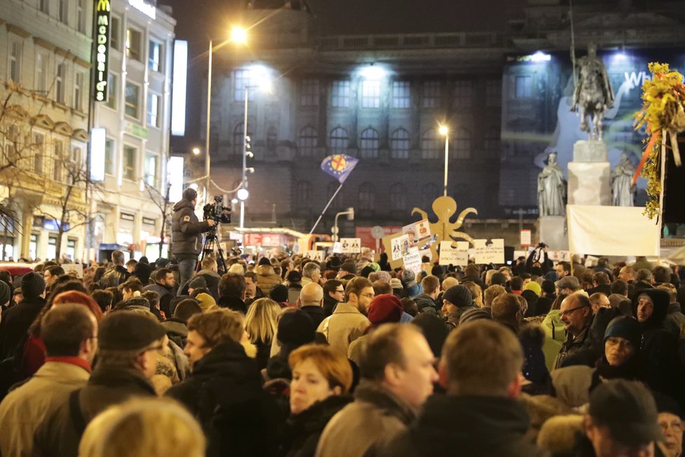 Protest proti urážkám médií ze strany politiků &#34;Zeman - ČT nedáme&#34; na Václavském náměstí v Praze (14.3.2018)