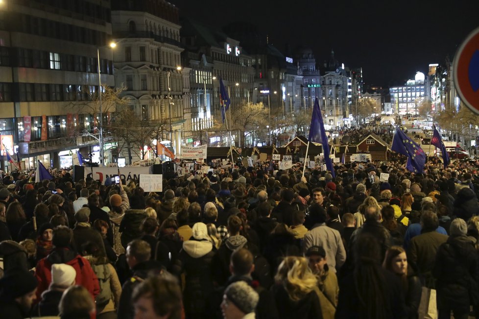 Protest proti urážkám médií ze strany politiků &#34;Zeman - ČT nedáme&#34; na Václavském náměstí v Praze (14.3.2018)