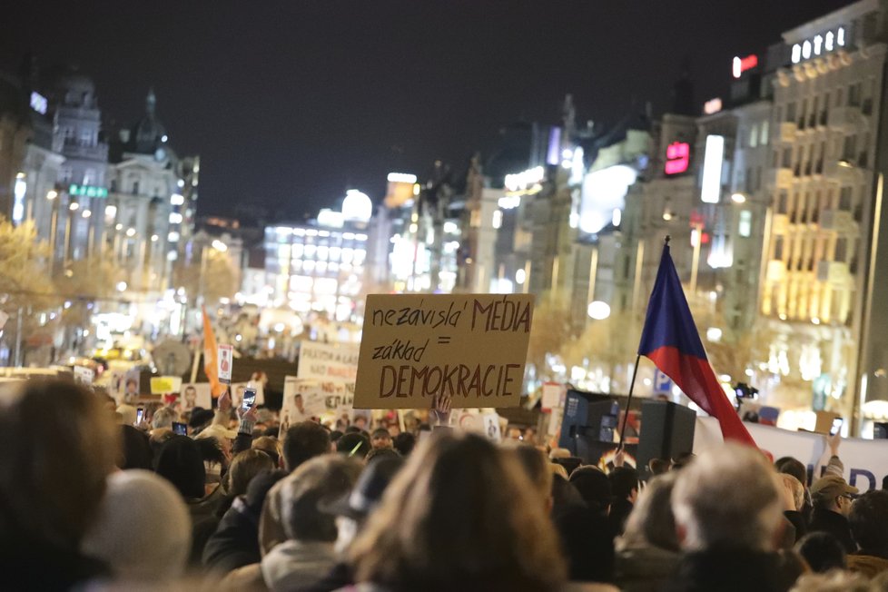 Protest proti urážkám médií ze strany politiků &#34;Zeman - ČT nedáme&#34; na Václavském náměstí v Praze (14.3.2018)