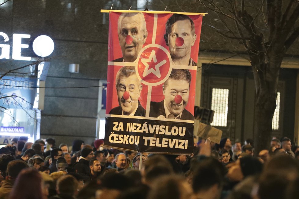 Protest &#34;Zemane - ČT nedáme&#34; prošel Prahou z Václavského náměstí až před Pražský hrad. Nešetřil ani Babiše (14. 3. 2018).