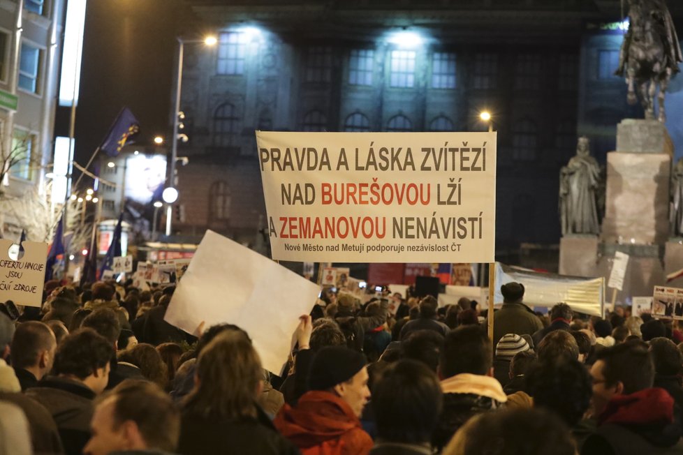 Protest proti urážkám médií ze strany politiků &#34;Zeman - ČT nedáme&#34; na Václavském náměstí v Praze (14.3.2018)