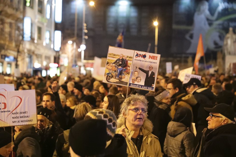 Protest proti urážkám médií ze strany politiků „Zemane - ČT nedáme&#34; na Václavském náměstí v Praze (14. 3. 2018)