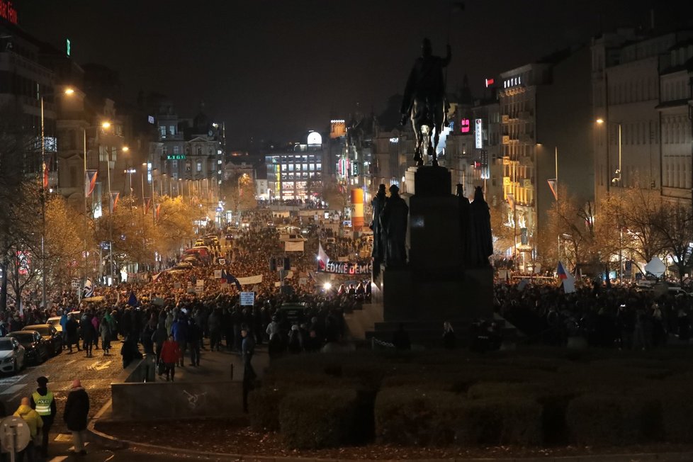 Demonstrace na Václavském náměstí proti premiérovi Andreji Babišovi (15.11.2018)