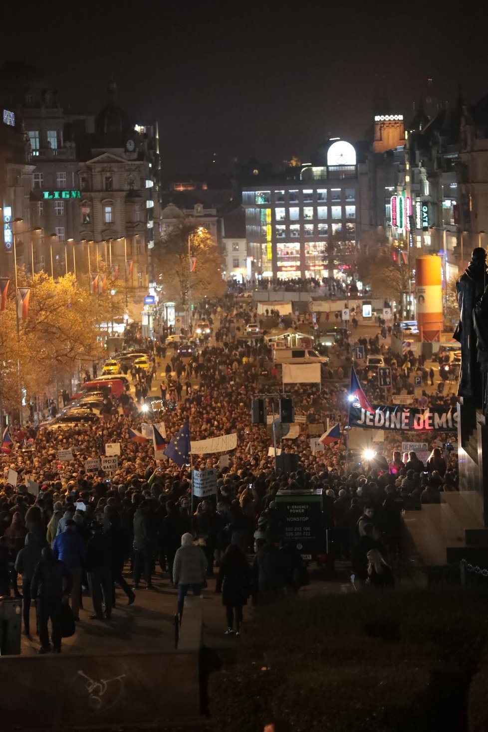 Demonstrace na Václavském náměstí proti premiérovi Andreji Babišovi (15.11.2018)