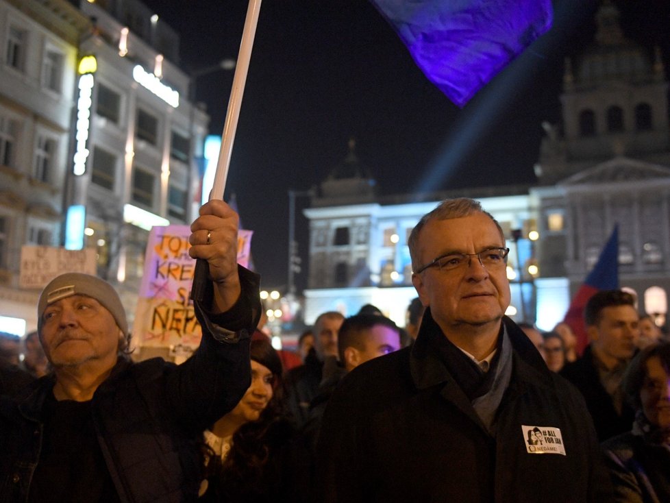 Miroslav Kalousek (Top09) na Václavském náměstí během demonstrací proti Andreji Babišovi (15.11.2018)