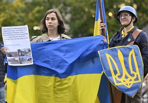 Na Václavském náměstí demonstrují stovky lidí na podporu Ukrajiny